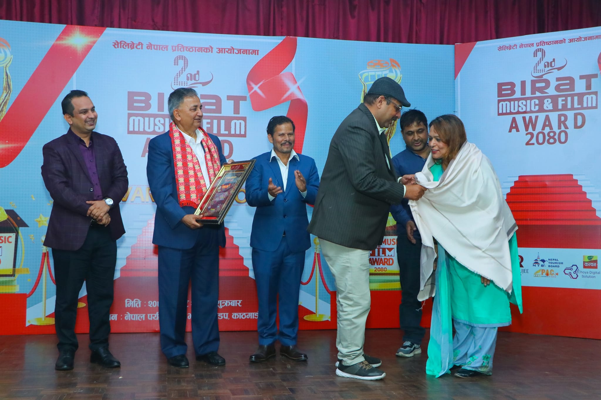 पत्रकार अधिकारीलाई राष्ट्रिय पत्रकारिता पुरस्कारबाट सम्मान