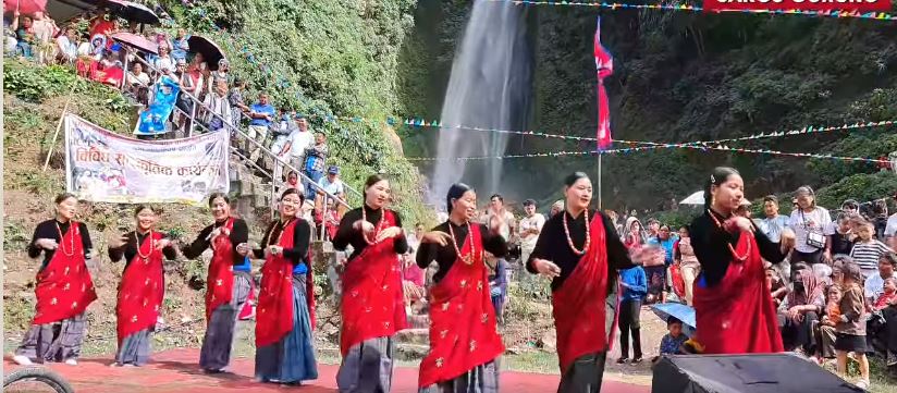 हामखोला झरना महोत्सवमा स्थानीय उत्पादन मोही खोसाखोस