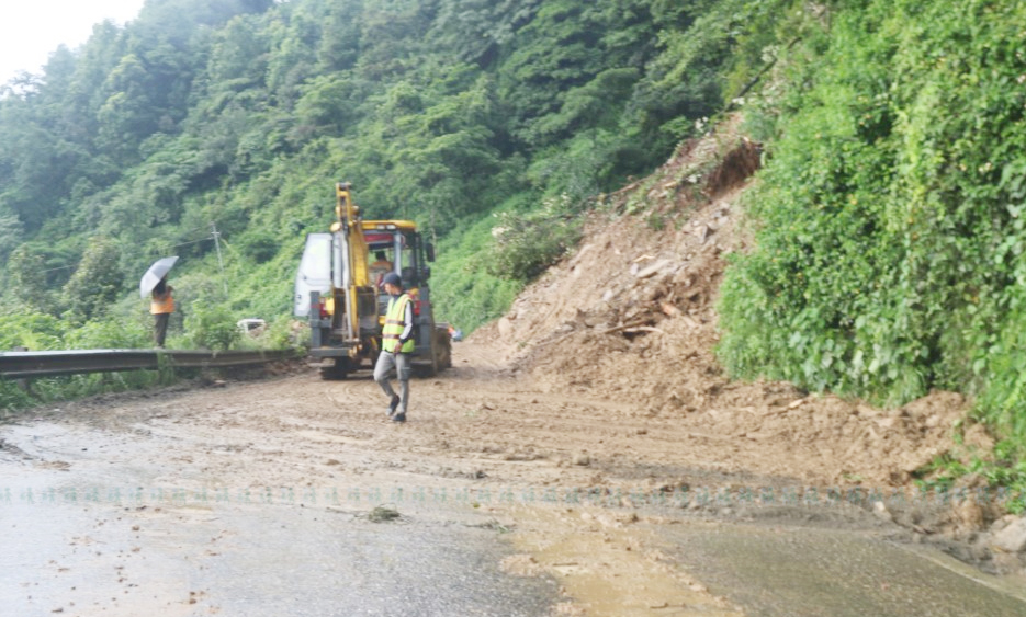 पहिरोले अबरुद्ध नागढुंगा सडक एकतर्फी खुल्यो : घाँसीकुवामा बन्द