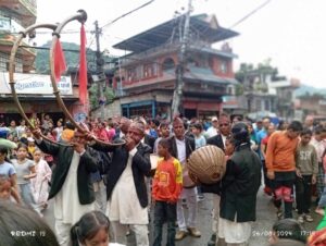 बेसीशहरमा झरीमा पनि रोकिएन परम्परागत रोपाई जात्रा : फोटो फिचर :