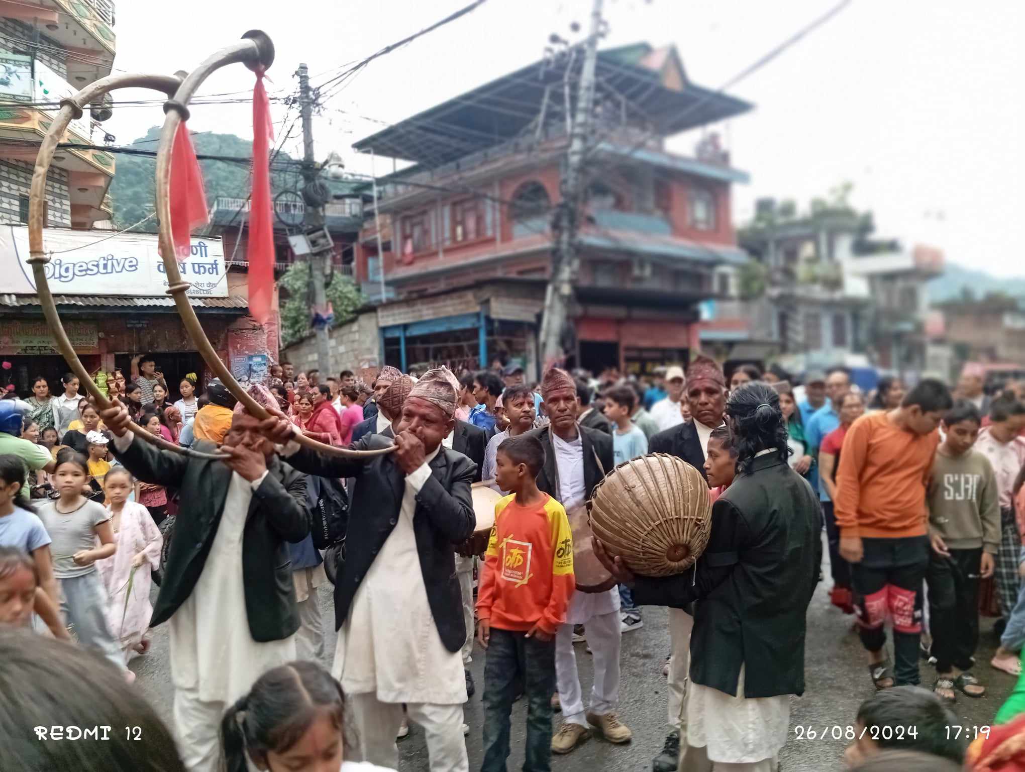 बेसीशहरमा झरीमा पनि रोकिएन परम्परागत रोपाई जात्रा : फोटो फिचर :