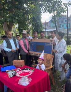 छोराको जन्मदिनमा विद्यालयलाई शैक्षिक सामग्री हस्तान्तरण
