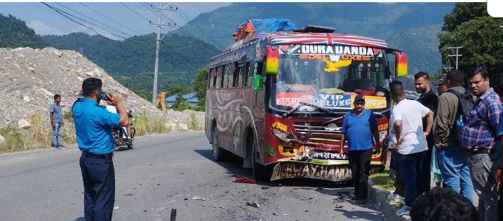 दुराडाँडा आउँदै गरेको बसको ठक्करबाट आबुखैरेनीमा मोटरसाईकल चालकको निधन