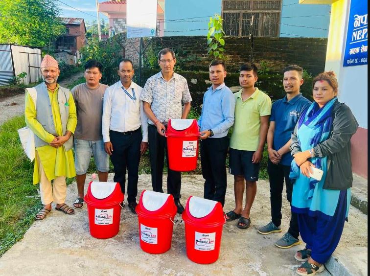 रिलायबल नेपाल लाइफ इन्स्योरेन्सद्वारा सातौं स्थाापना दिवसमा डस्टविन वितरण