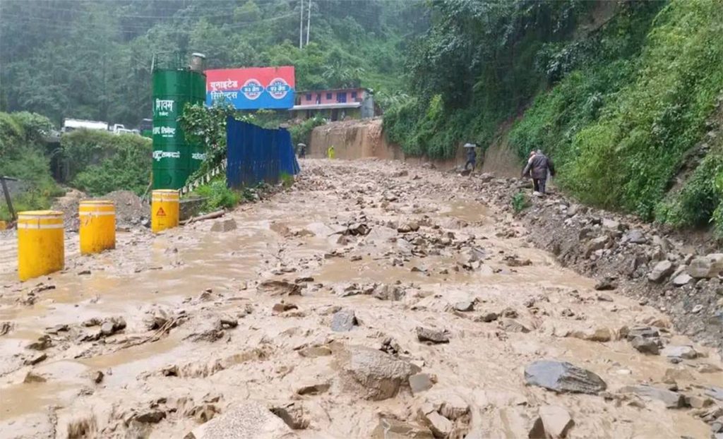 बाढी पहिरोका कारण नौबिसे–काठमाडौं सडक अवरुद्ध : यात्रु अलपत्र