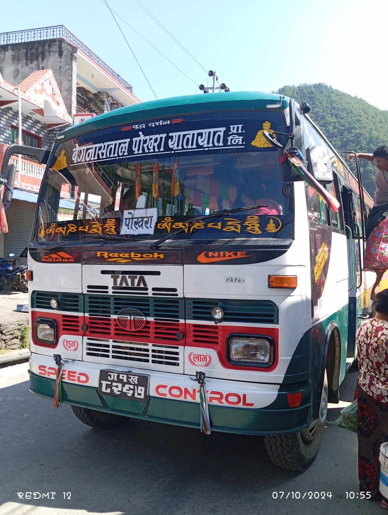 जिल्ला प्रशासन कार्यालयको निर्णय हावामा उडाउँदै ठूला बसहरू