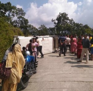 जिप दुर्घटना हुँदा जिपमा सवार २१ जना यात्रु घाइते, चार जना रिफर