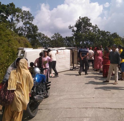जिप दुर्घटना हुँदा जिपमा सवार २१ जना यात्रु घाइते, चार जना रिफर