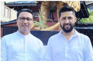 पार्टी सभापति रविलाई रास्वपाका उपसभापति स्वर्णिम वाग्लेद्वारा पुस्तक उपहार