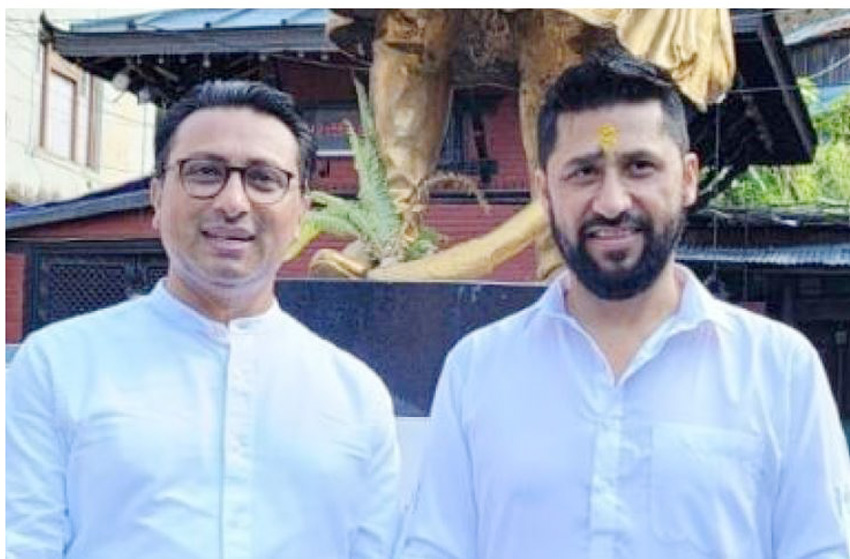 पार्टी सभापति रविलाई रास्वपाका उपसभापति स्वर्णिम वाग्लेद्वारा पुस्तक उपहार