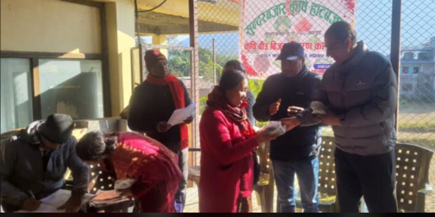 सुन्दरबजार नगरपालिका– ७ द्वारा ७५ जना किसानलाई तरकारीको बीउ वितरण