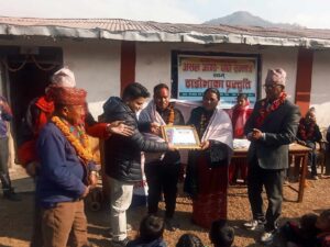 लमजुङमा एक असल आमा– बाबाको जोडीलाई एक कार्यक्रमका बीच सम्मान