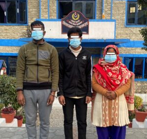 १४ बर्षिय किशोरीलाई अपहरण गर्दै लगेका तीन पक्राउ