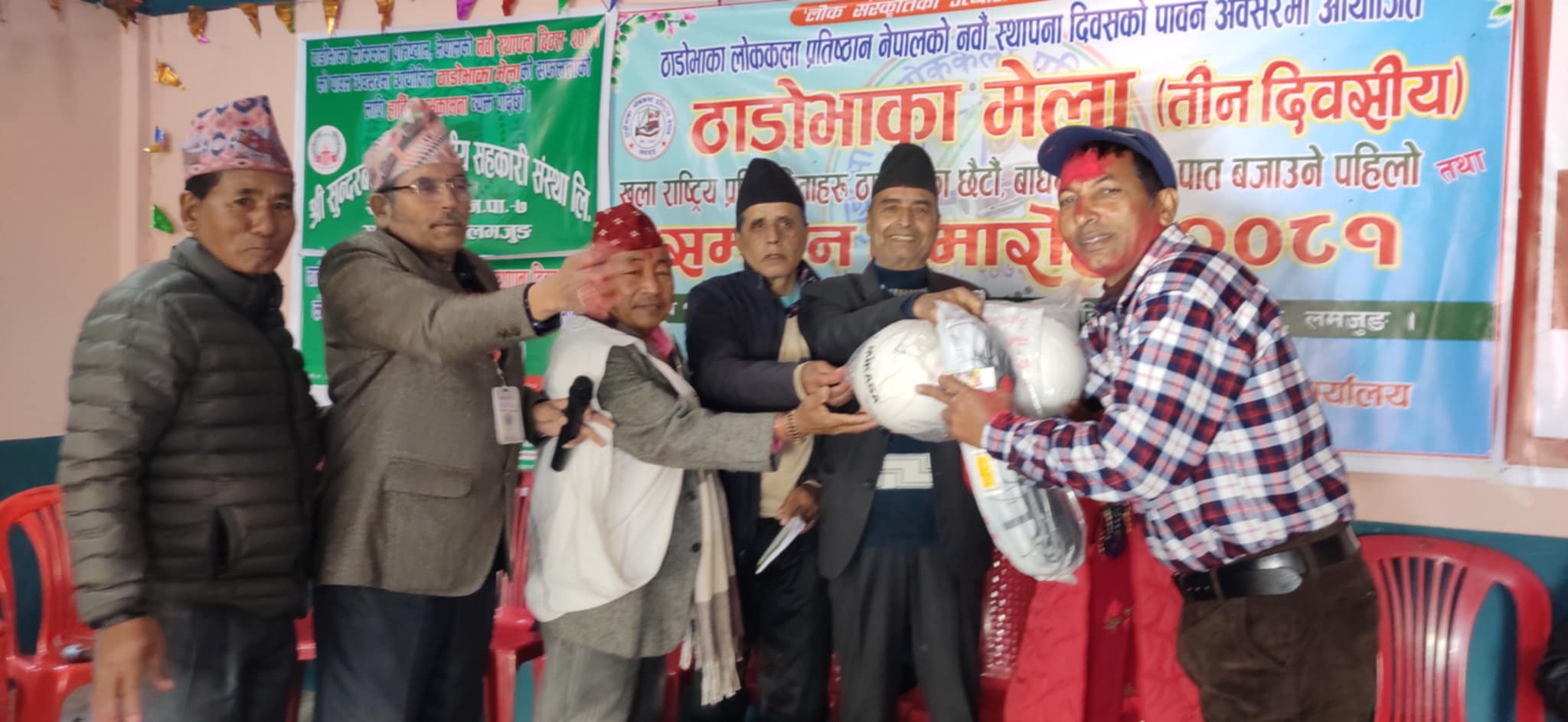 ठाडोभाका मेलामा भविबल खेल प्रवर्द्धन गर्न विद्यालयलाई नेट र भलिबल प्रदान