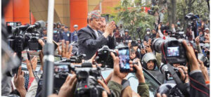 पूर्वराजा शाह त्रिभुवन विमानस्थलबाट बाहिर निस्कँदा समर्थकहरूद्वारा स्वागत