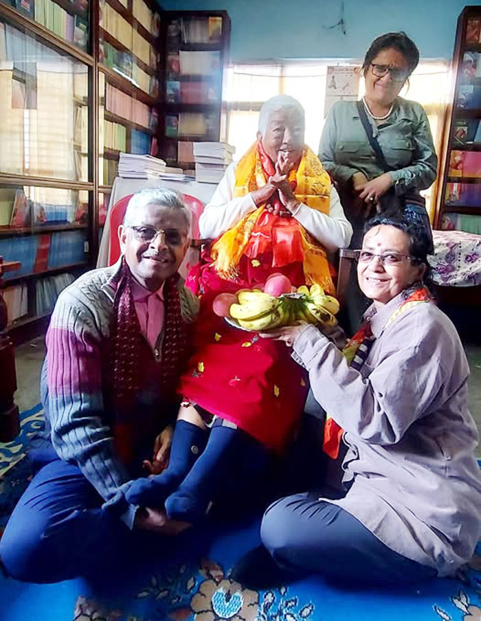 गौरवी नारीको शुभ जन्म दिनको पावन अवसरमा उहाँलाई मोजा उपहार