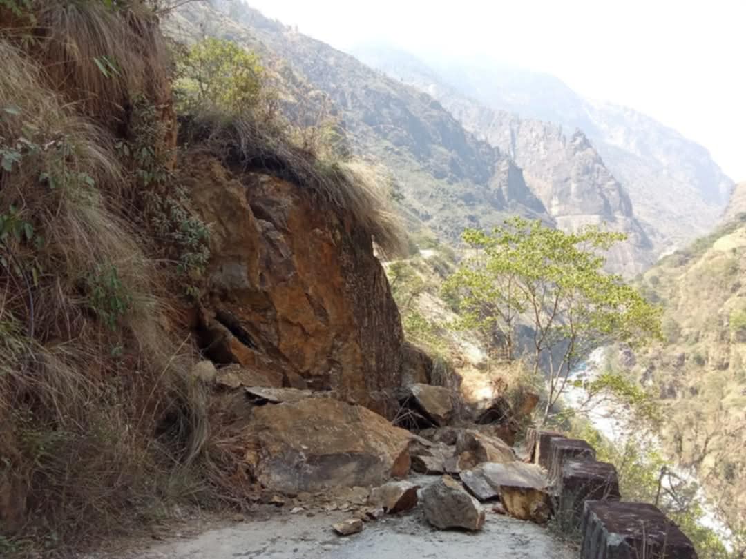 सुक्खा पहिरो खस्दा बेसीशहर– चामे सडक अवरुद्ध