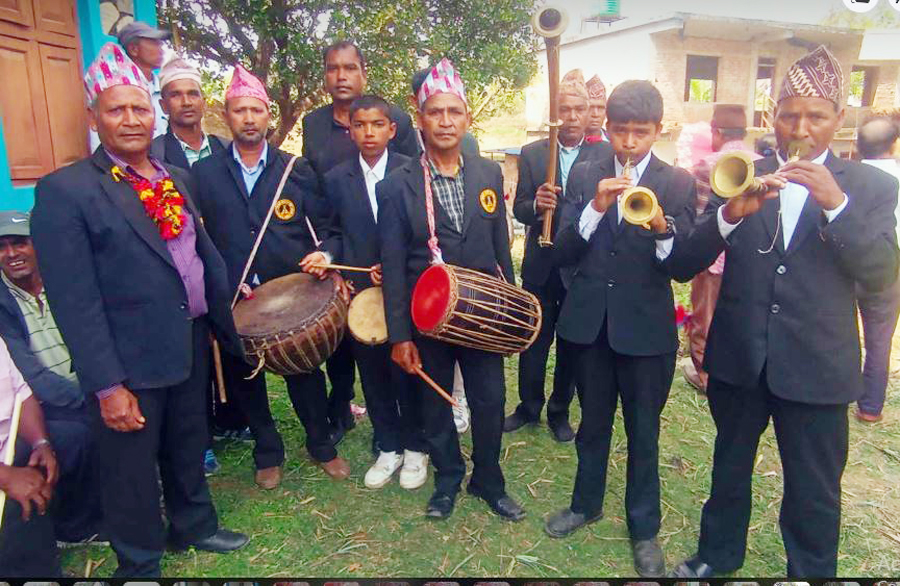 १४ वर्षका दुई भाइ परम्परागत बाजा सिक्दै, बजाउँदै, कमाउँदै र पढ्दै