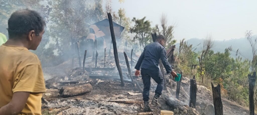 जंगलमा लागेको डडेलोबाट आगलागी हुँदा घर गोठमा क्षति