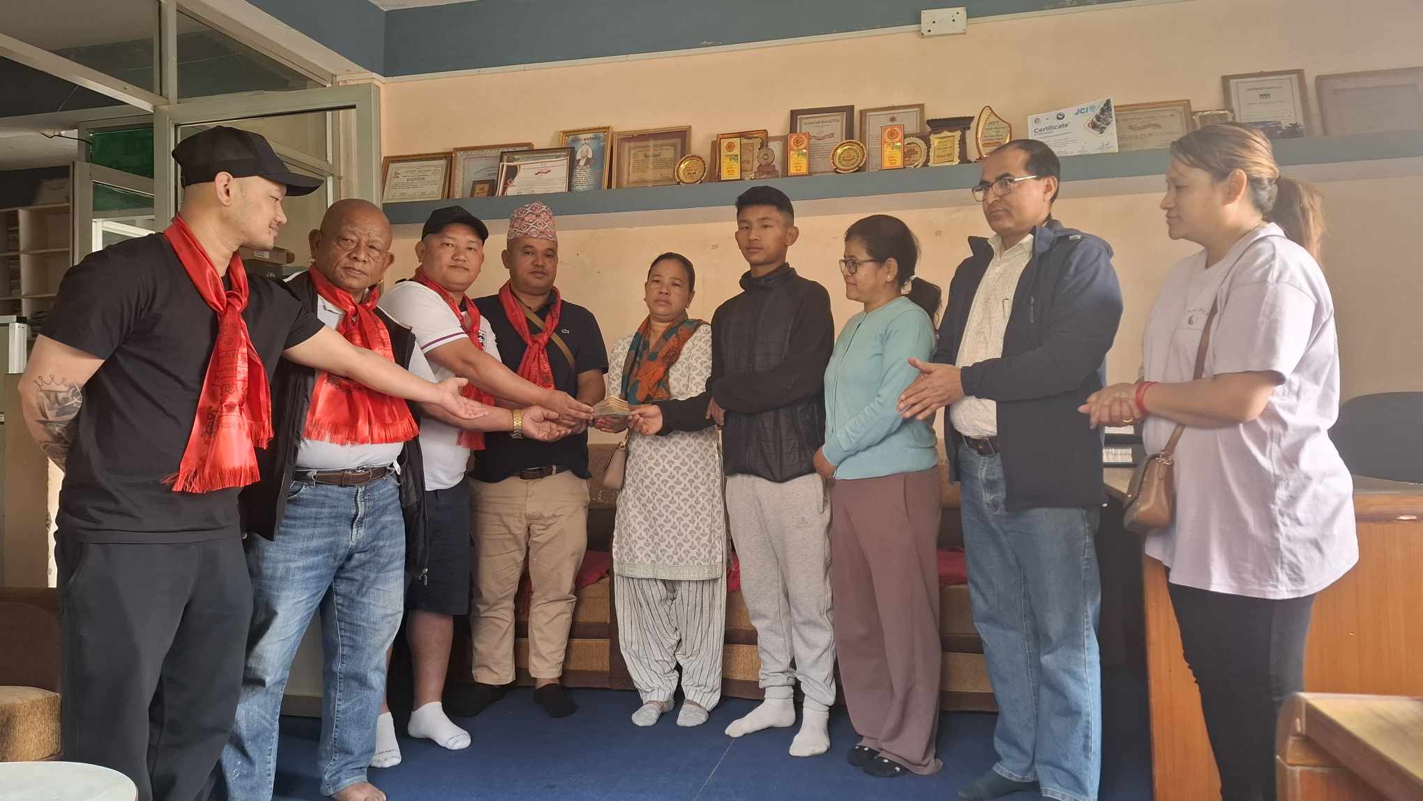 फुटवलका राष्ट्रिय खेलाडी दिपेश गुरुङलाई लमजुङ सेवा समिति हङकङद्वारा  ९० हजार आर्थिक सहयोग