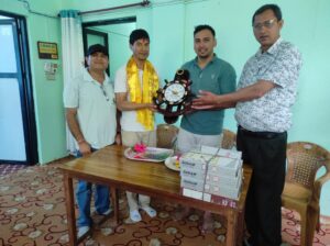 जन्म दिनको पावन अवसरमा अस्पताललाई पाँच भित्ते घडी प्रदान