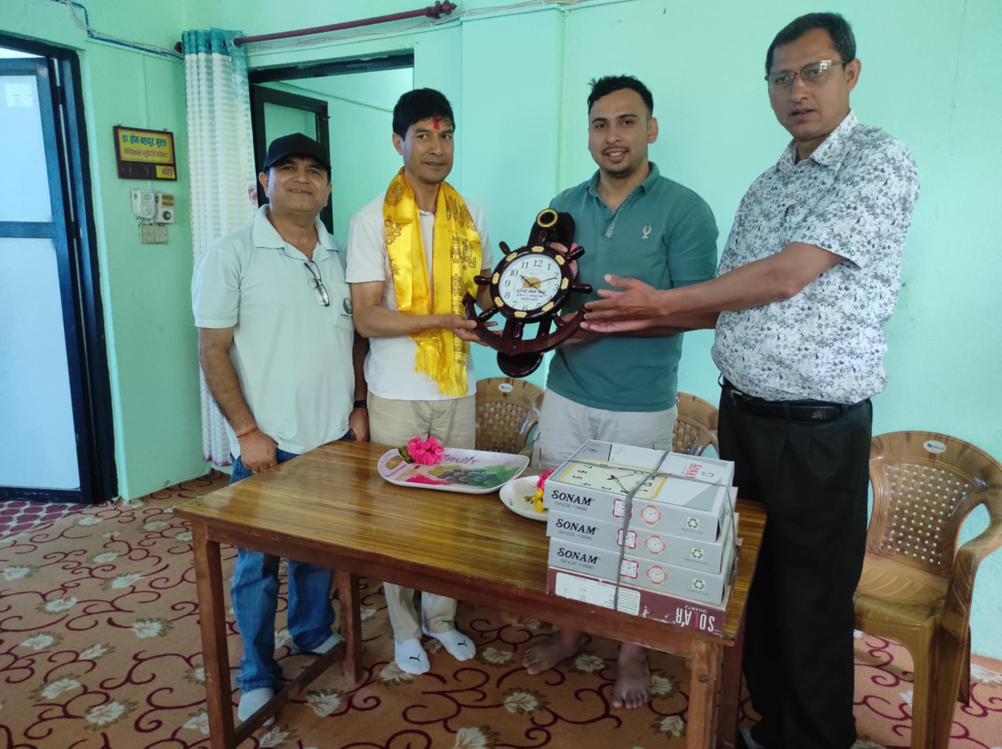 जन्म दिनको पावन अवसरमा अस्पताललाई पाँच भित्ते घडी प्रदान