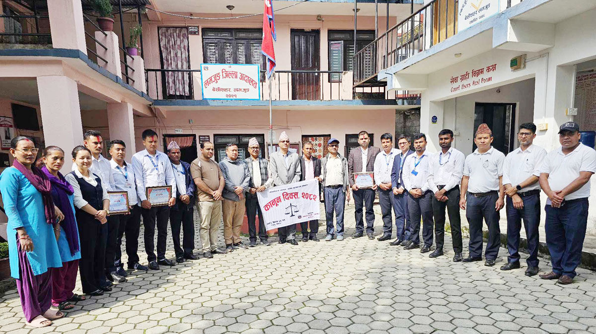 कानुन दिवसमा जिल्ला अदालतका तीन कर्मचारी पुरस्कृत