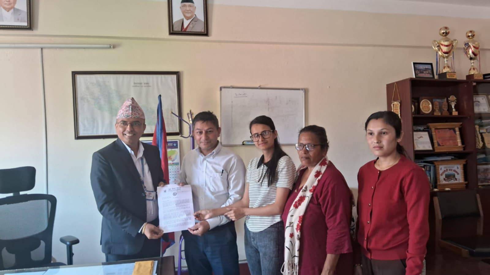 प्रेस सेन्टर नेपालद्वारा प्रजिअलाई ज्ञापनपत्र बुझाउँदै प्रेस स्वतन्त्रता सूचक खस्किएकोमा ध्यानाकर्षण