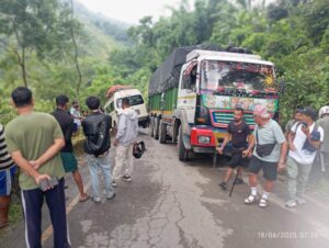एका बिहानै पाउँदीमा सडक दुर्घटना : फोटो फिचर