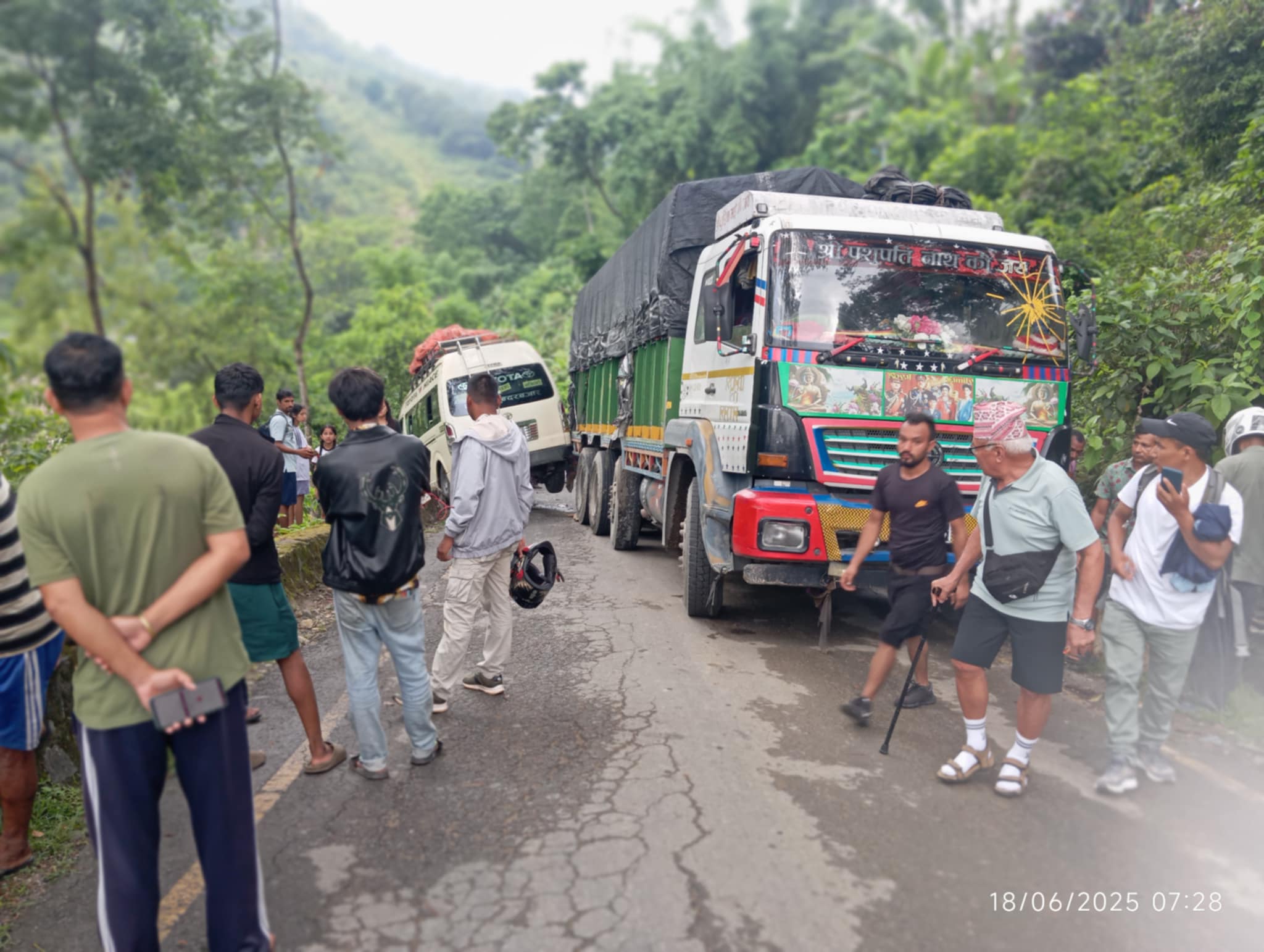 एका बिहानै पाउँदीमा सडक दुर्घटना : फोटो फिचर
