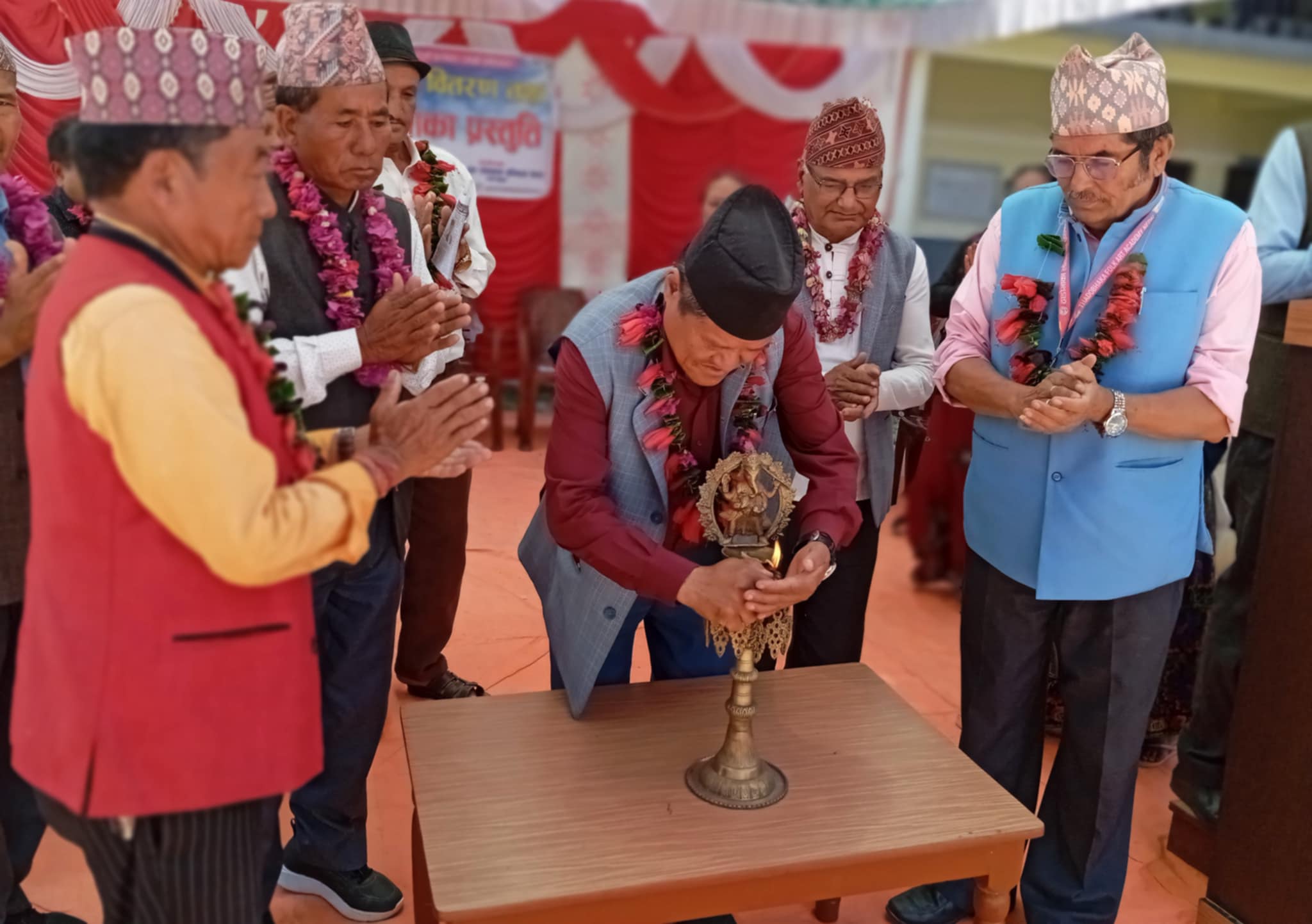 ठाडोभाका प्रशिक्षण शैलीमा प्रस्तुति राइनासमा : विद्यार्थीदेखि मेयर गुरुङसमेत नाच्नु भयो