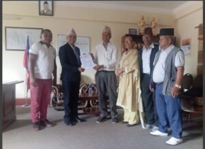 प्रधानमन्त्रीलाई प्रजिअमार्फत खानेपानी तथा सरसफाई उपभोक्ता महासंघ जिल्ला समितिद्वारा ज्ञापन पत्र बुझाइयो