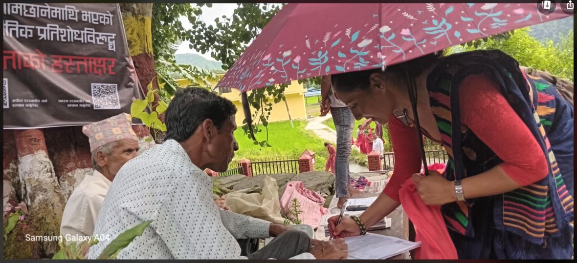 साउनको पहिलो सोमबारे मेलामा ईशानेश्वर मन्दिर परिसरमा गरियो रविका पक्षमा हस्ताक्षर संकलन