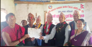 राइनास नगरपालिका– ६ का १६ सुकुम्बासी परिवारलाई लालपुर्जा वितरण