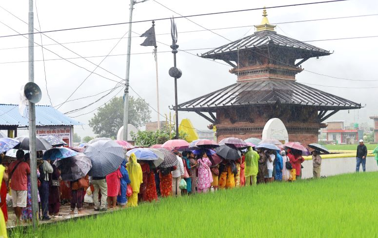ईशानेश्वर महादेव मन्दिरमा साउनको अन्तिम सोमबार भक्तजनहरूको ओइरो