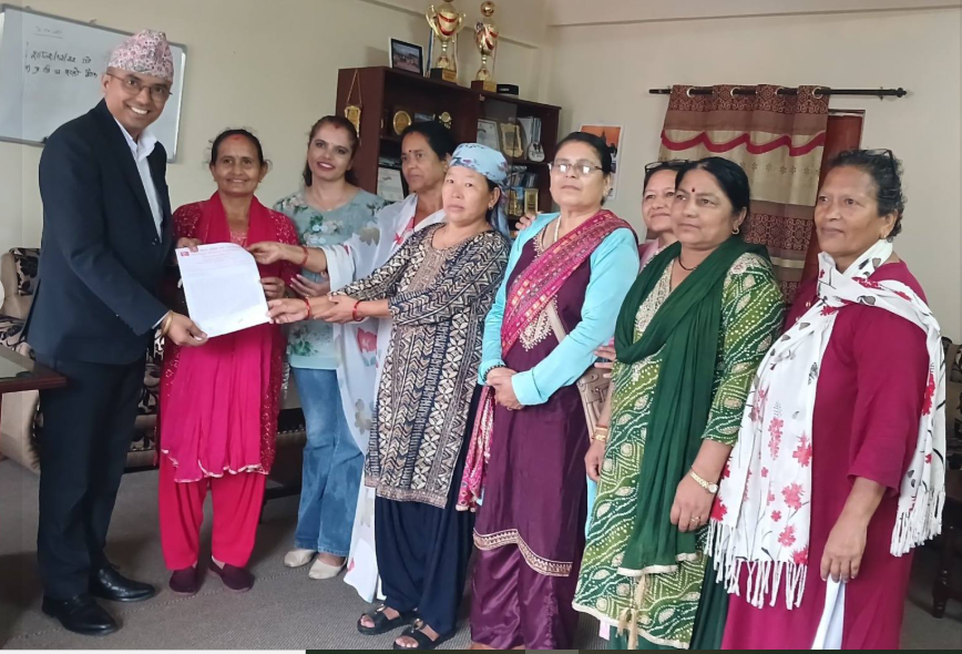 कानुन सचिवको अभिव्यक्तिप्रति अपत्ती व्यक्त गर्दै कानुनमन्त्रीलाई अखिल नेपाल महिला संघ (क्रान्तिकारी) द्वारा ज्ञापनपत्र