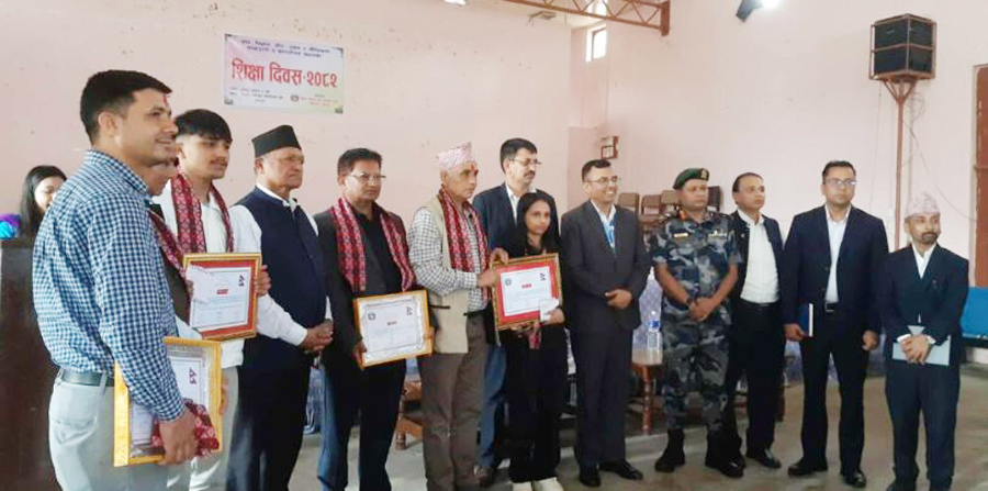 शिक्षा दिवशमा एसईई परीक्षामा जिल्ला उत्कृष्ट तनिजा ल्याउने विद्यार्थी र विद्यालय पुरस्कृत