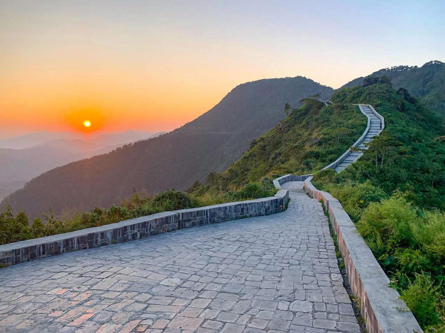पर्यटन : बन्दीपुरको मुकुन्देश्वरीमा मिनी ग्रेटवाल   