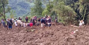 रातको समयमा दुई घर हराएपछि विहान मात्र थाहा भयो पहिरोले ८ जना पुरेर ज्यान लिएको