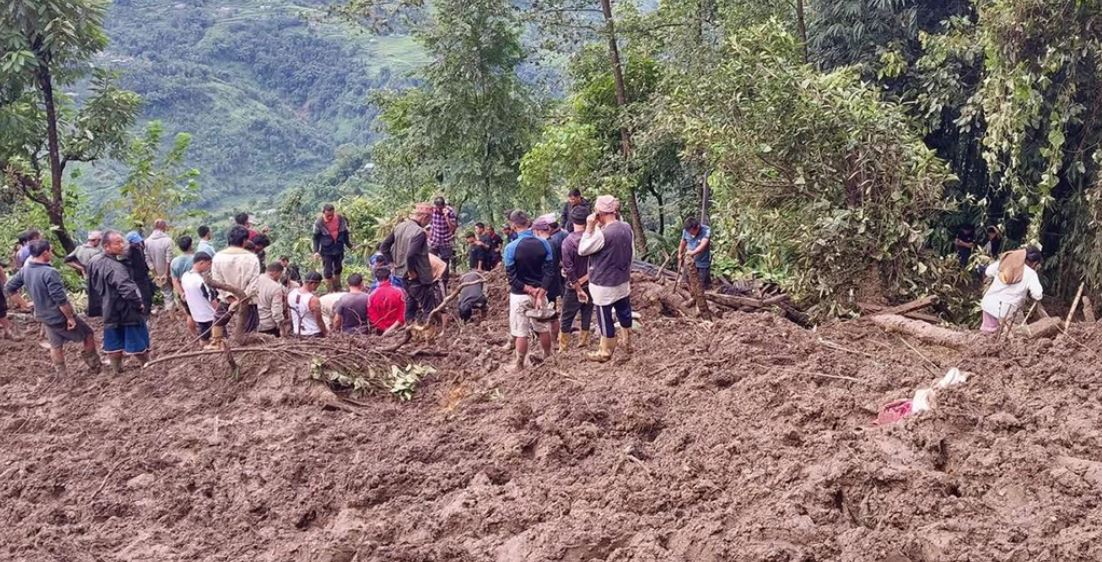 रातको समयमा दुई घर हराएपछि विहान मात्र थाहा भयो पहिरोले ८ जना पुरेर ज्यान लिएको