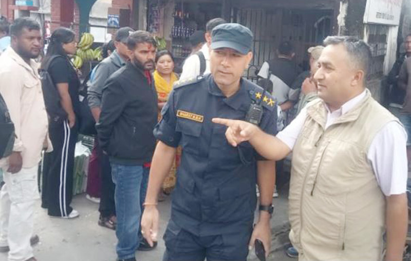 यातायातको छड्के चेकजाँचमा आफै खटिदै गोरखाका सिडिओ र एसपी