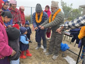 विद्यार्थीलाई बाँडे भण्डारी र कडेलले न्यानो कपडा र स्टेसनरी