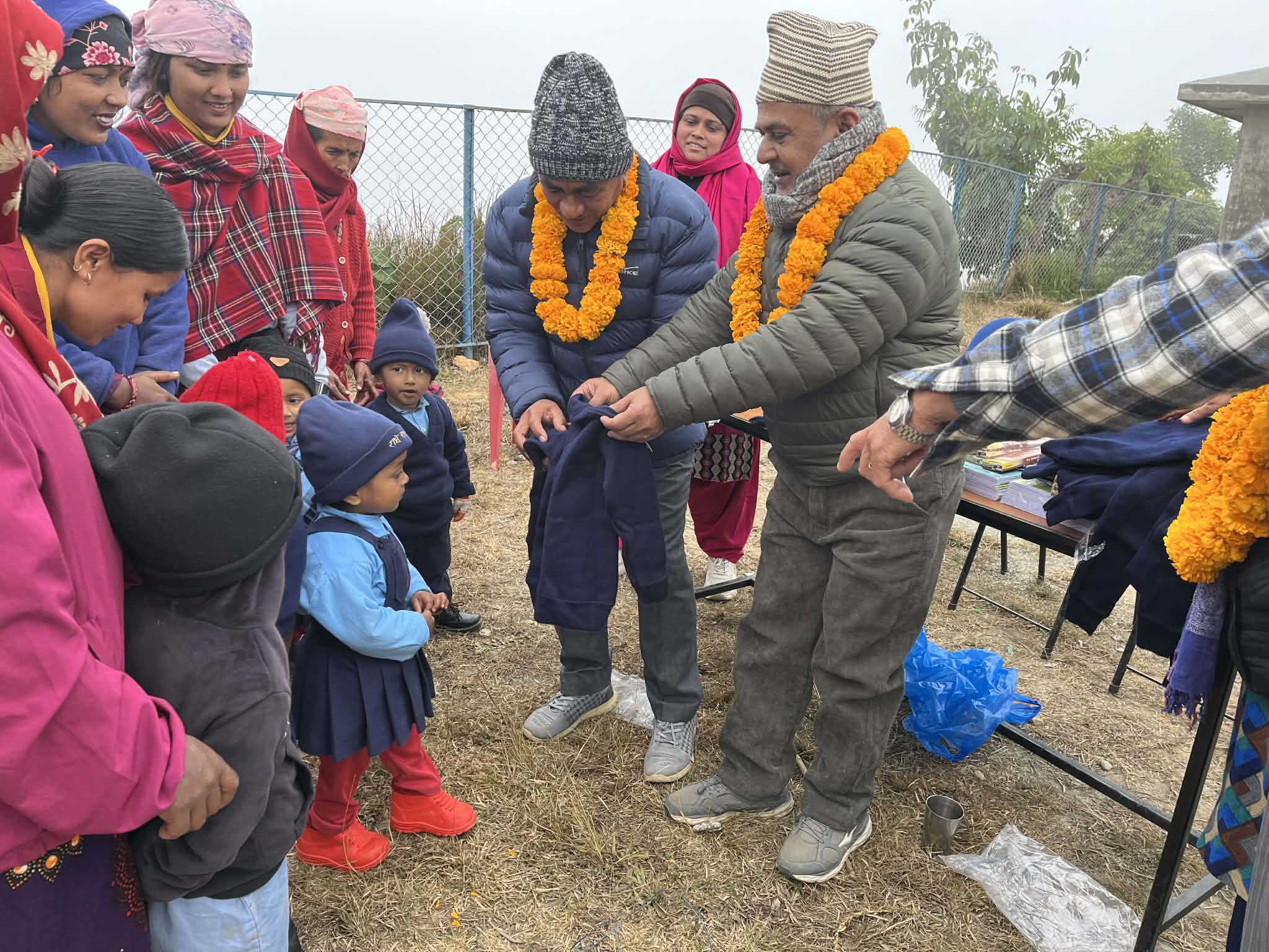 विद्यार्थीलाई बाँडे भण्डारी र कडेलले न्यानो कपडा र स्टेसनरी