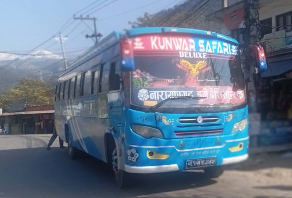 ६५ रुपैयाँ भाडा निर्धारण भएको स्थानमा एक सय रुपैयाँ असुल्ने बस कारवाहीमा