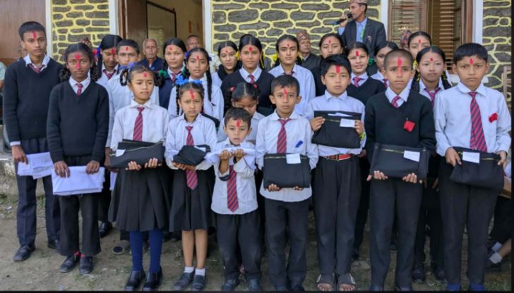 वयोबृद्ध समाजसेवी प्रेमबहादुर केसीद्वारा श्रीमतीको स्मृतिमा विपन्न परिवारका २५ जना विद्यार्थीलाई पोशाक वितरण