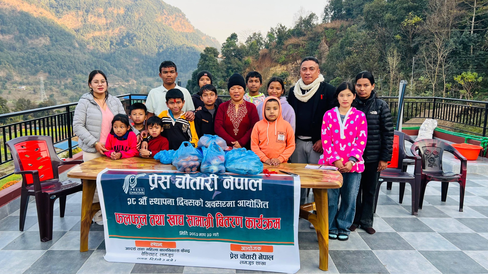 प्रेस चौतारीको स्थापना दिवस : काँग्रेस नेताको सहयोगमा बाल आश्रममा खाद्यान्न र फलफूल वितरण