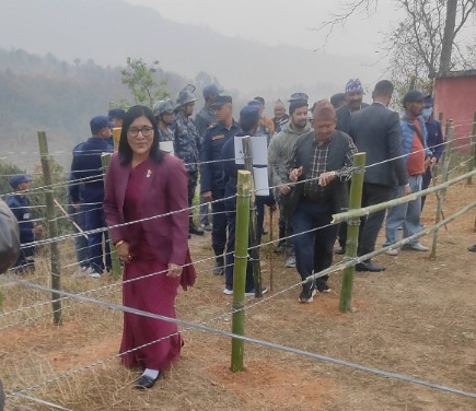 निर्वाचन आयुक्त माननीय डा. जानकीदेवी तुलाधरद्वारा पहिलो मतदान