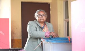 प्रधानमन्त्री सुशीला कार्कीले गर्नु भयो मतदान : मुख्य निर्वाचन अधिकृत नै मतदान गर्न बञ्चित