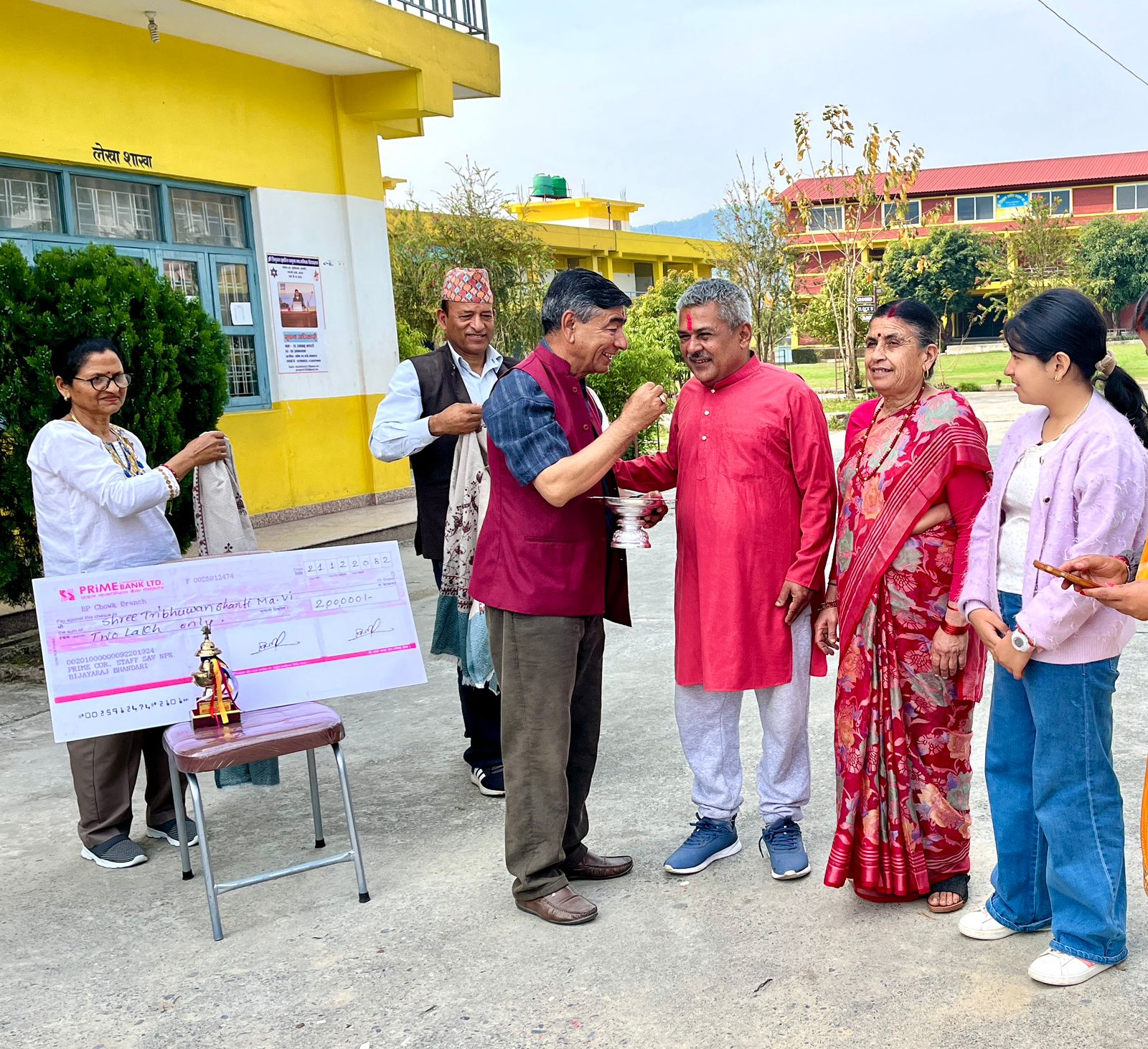 पूर्वप्रधानाध्यापक भण्डारीद्वारा जन्मदिनको अवसरमा विद्यालयमा दुई लाखको अक्षयकोष स्थापना