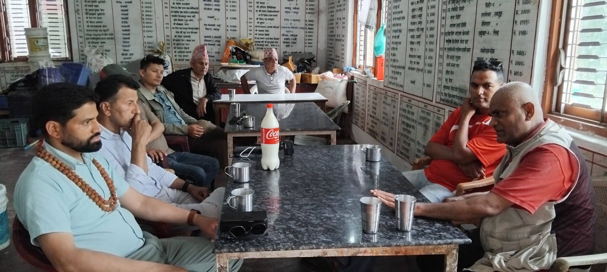 सांसद धर्मराज केसीद्वारा सर्बोदय सेवाश्रम धर्मनाथ धाम अबलोकनका साथ आश्रमका बाबा आमाहरूलाई फलफूल वितरण